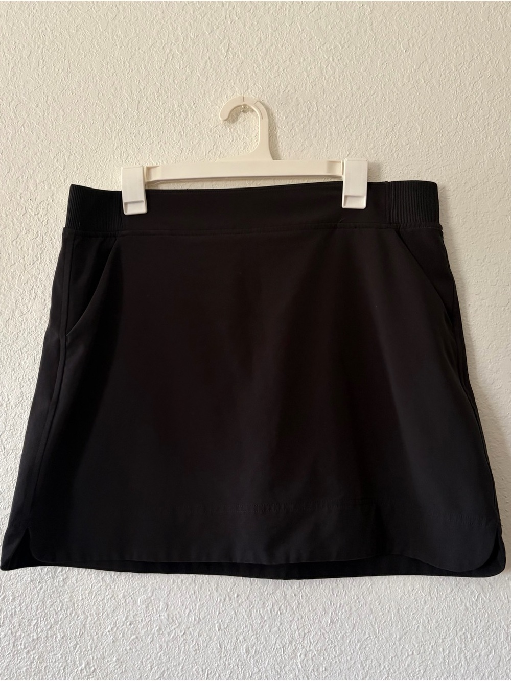 Be Cool woman’s casual Black Activewear Skirt with pockets size L short under